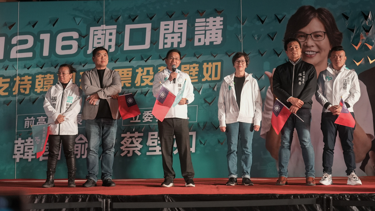 陳清龍（中）與江和樹（右一）、陳廷秀（右二）是台灣柯文哲在台中市議會裡頭三大支持力量。　 蔡壁如競總／提供