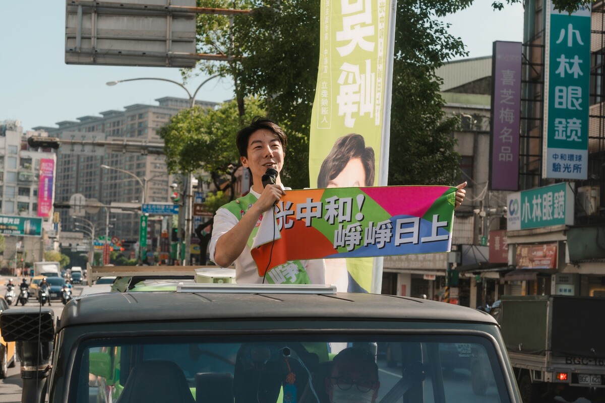 新北市中和區民進黨立委候選人吳崢，接連揭發對手違建等弊案，民調持續上升。 圖：翻攝自吳崢臉書