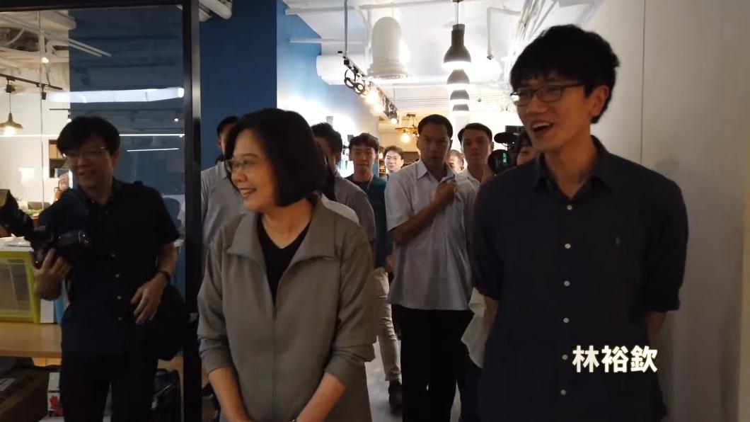 蔡英文2019年參訪Dcard，執行長林裕欽在一旁帶領。 圖：翻攝蔡英文YouTube