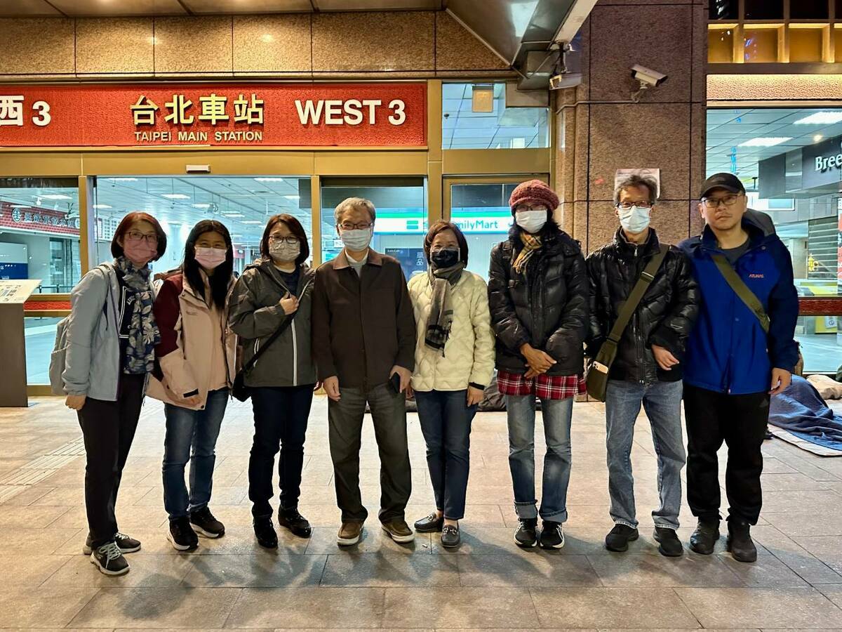 衛福部部長薛瑞元昨晚親自到台北車站和艋舺公園，送保暖物資給街友，並勸導他們到避寒處所。 圖：衛福部／提供