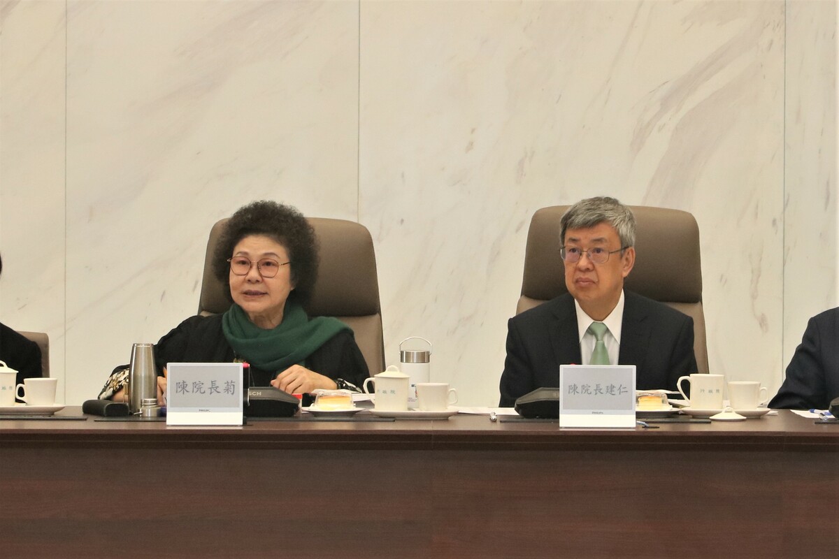監察院今（18）日由院長陳菊（左）率領全體監委巡察行政院。 圖：監察院提供