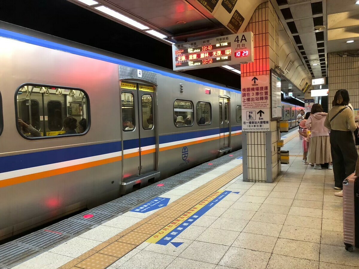 台鐵明年起掛牌公司化，不過太魯閣事故家屬代表組成的太魯閣的眼淚今(18)日提出三點表示，台鐵尚未做好公司化的準備。 圖：林冠妤／攝