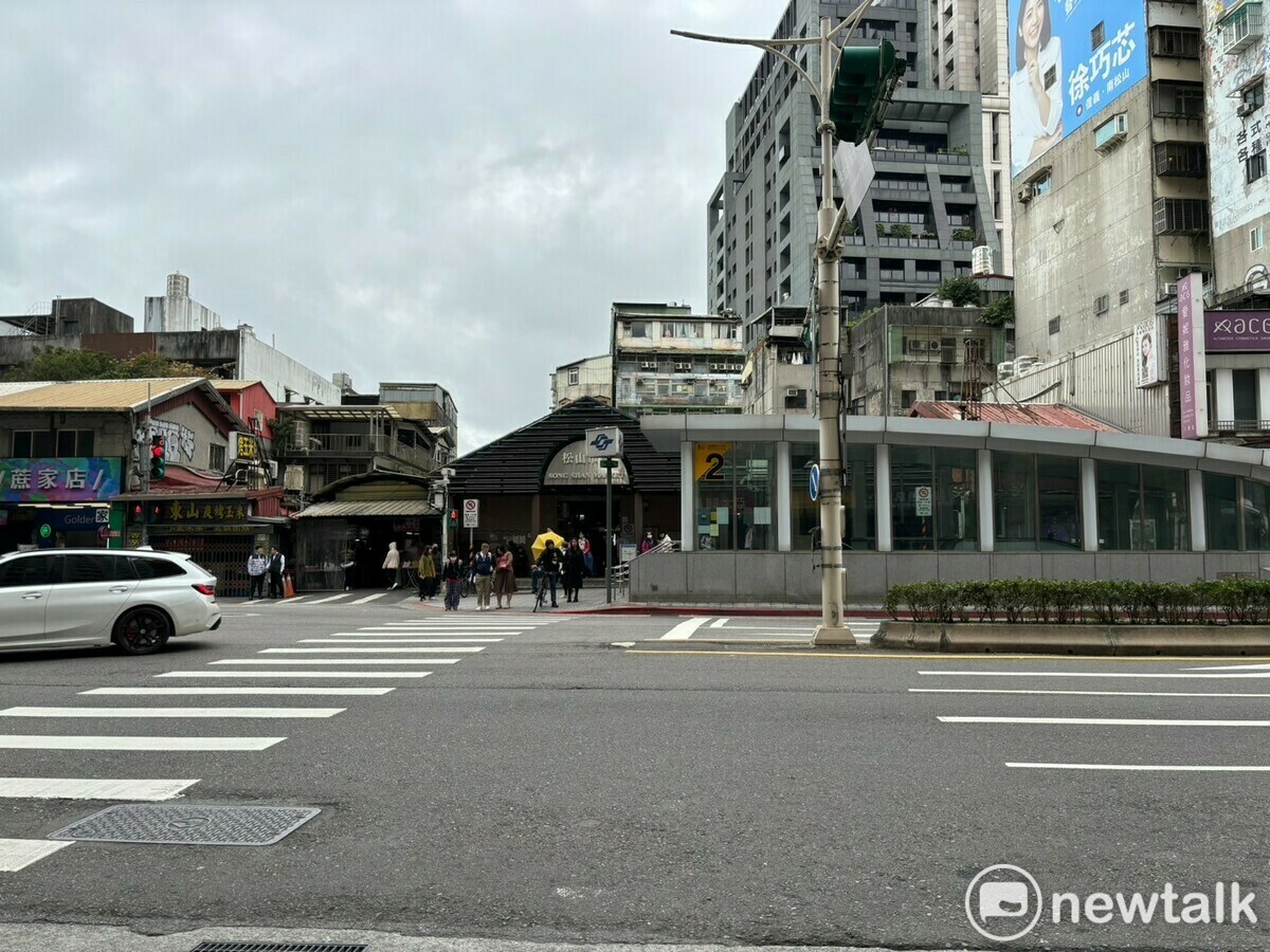 受到強烈大陸冷氣團及華南雲雨區東移影響，各地轉濕冷有感降溫，預計今晚至明晨是最冷的時間點。 圖：林冠妤／攝（資料照）