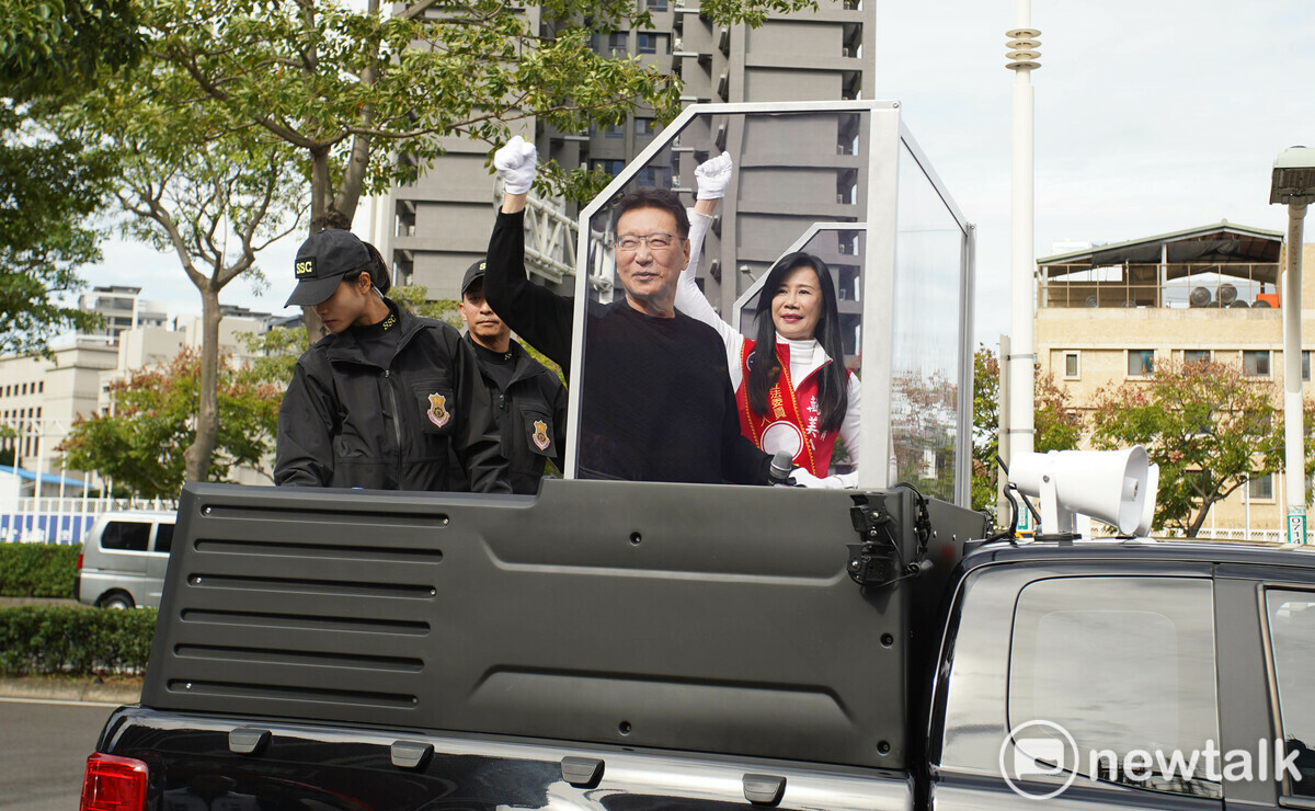 趙少康陪同萬美玲車隊掃街拜票。 圖：林昀真/攝