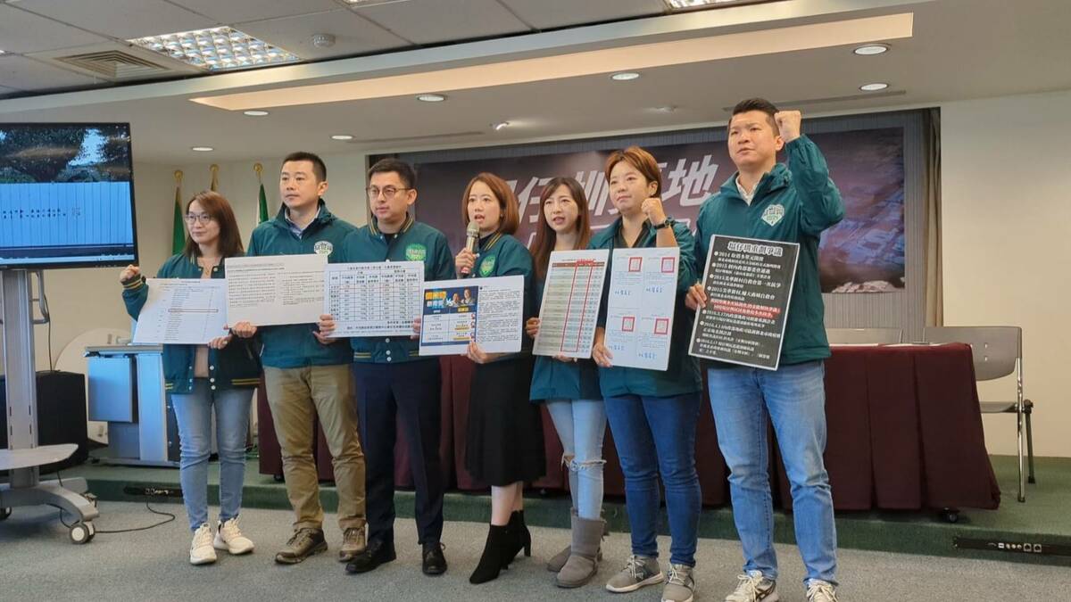 民進黨發言人戴瑋姍、卓冠廷偕同新北市議員張錦豪、顏蔚慈、黃淑君、李宇翔、陳乃瑜召開「侯友宜賣地‧財團真侯康」暨C F公布記者會，批評侯友宜賣地和財團厚友誼的真相。 圖：民進黨提供
