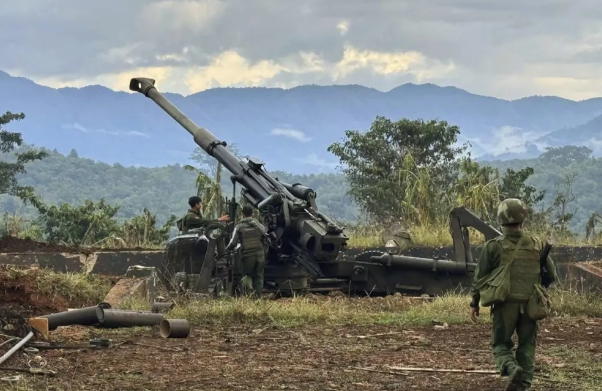 反叛軍繳獲大量的緬軍砲火，火力越來越強。 圖 : 翻攝自鐵血戰史