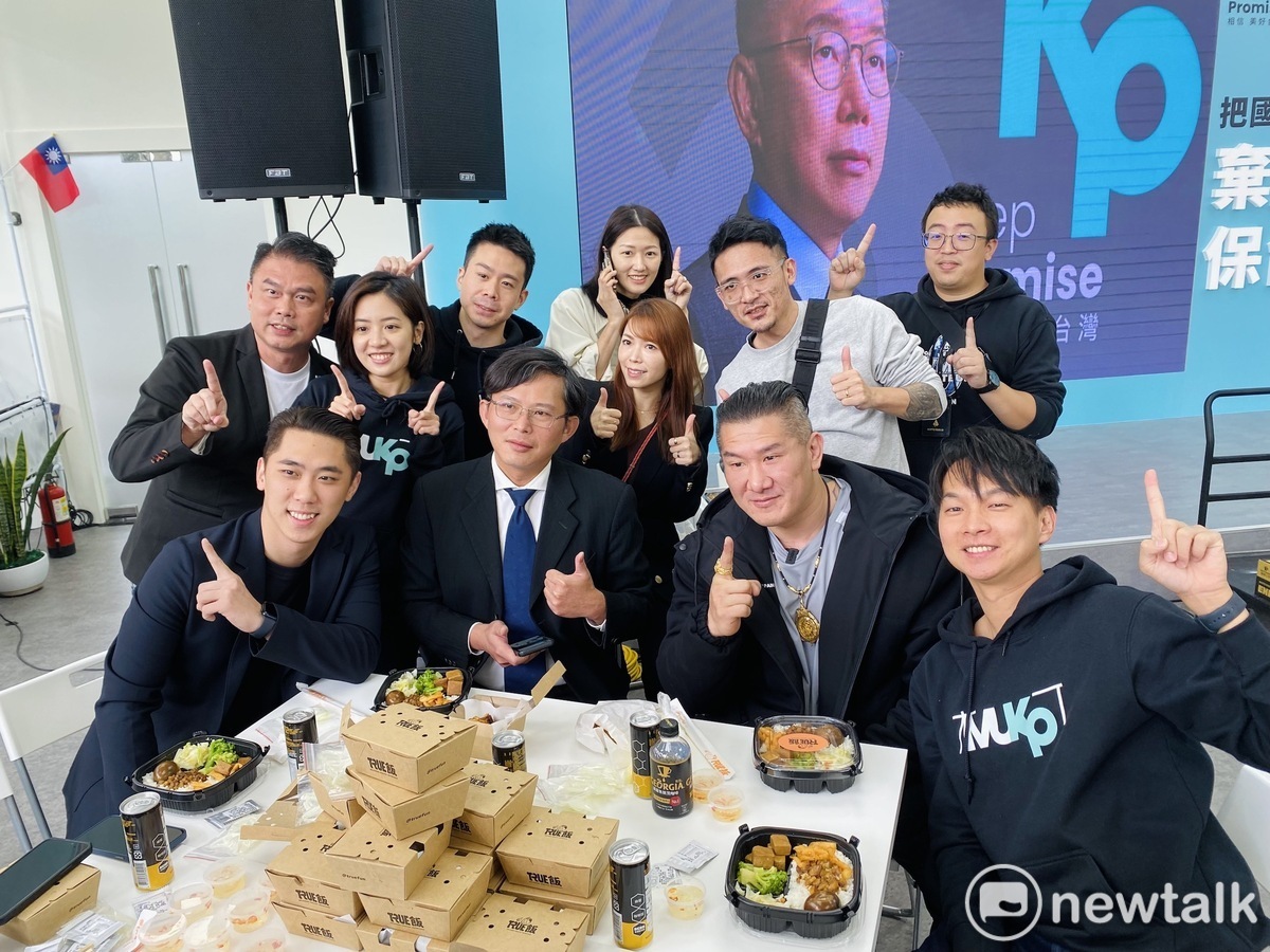 網紅「館長」陳之漢今帶便當探班民眾黨總統候選人柯文哲的全國競選總部。 圖：周煊惠 / 攝