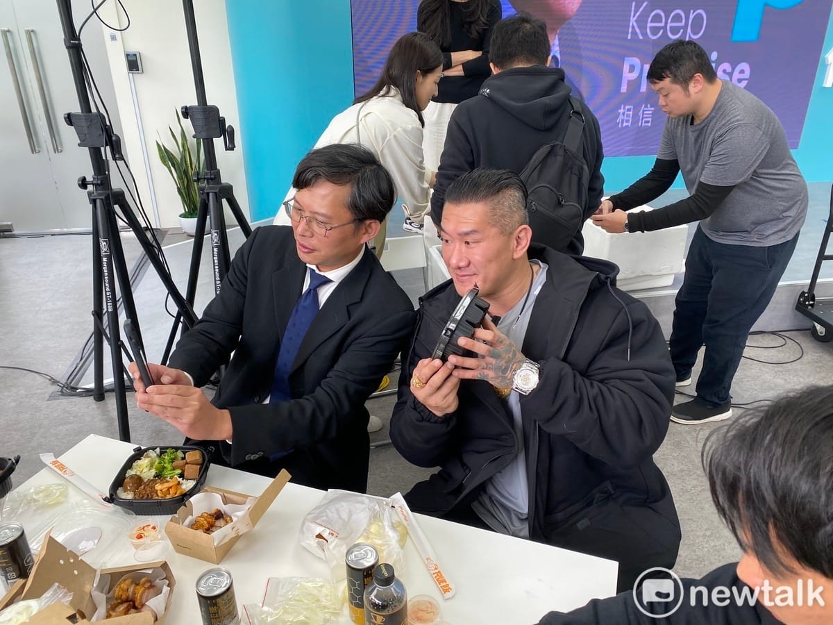 網紅「館長」陳之漢今帶便當探班民眾黨總統候選人柯文哲的全國競選總部。 圖：周煊惠 / 攝
