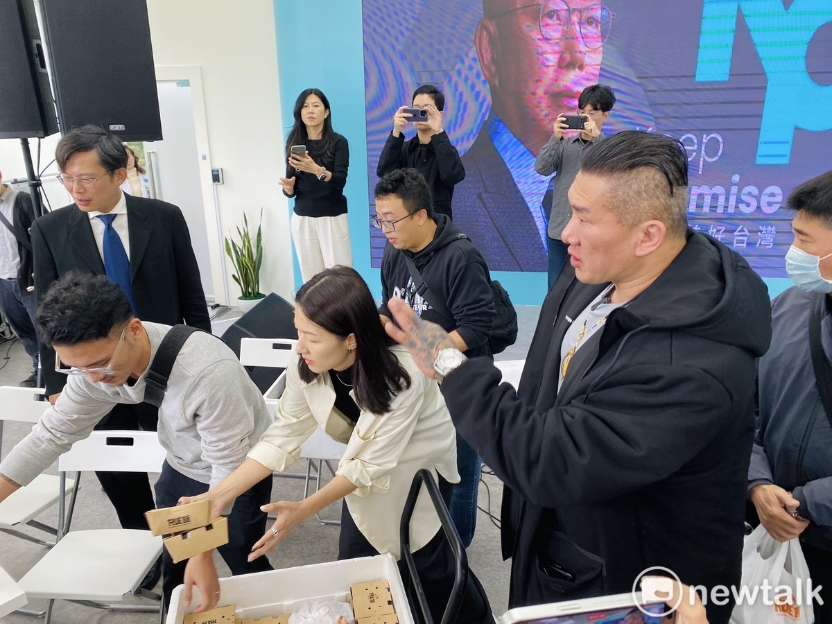 網紅「館長」陳之漢今帶便當探班民眾黨總統候選人柯文哲的全國競選總部。 圖：周煊惠 / 攝