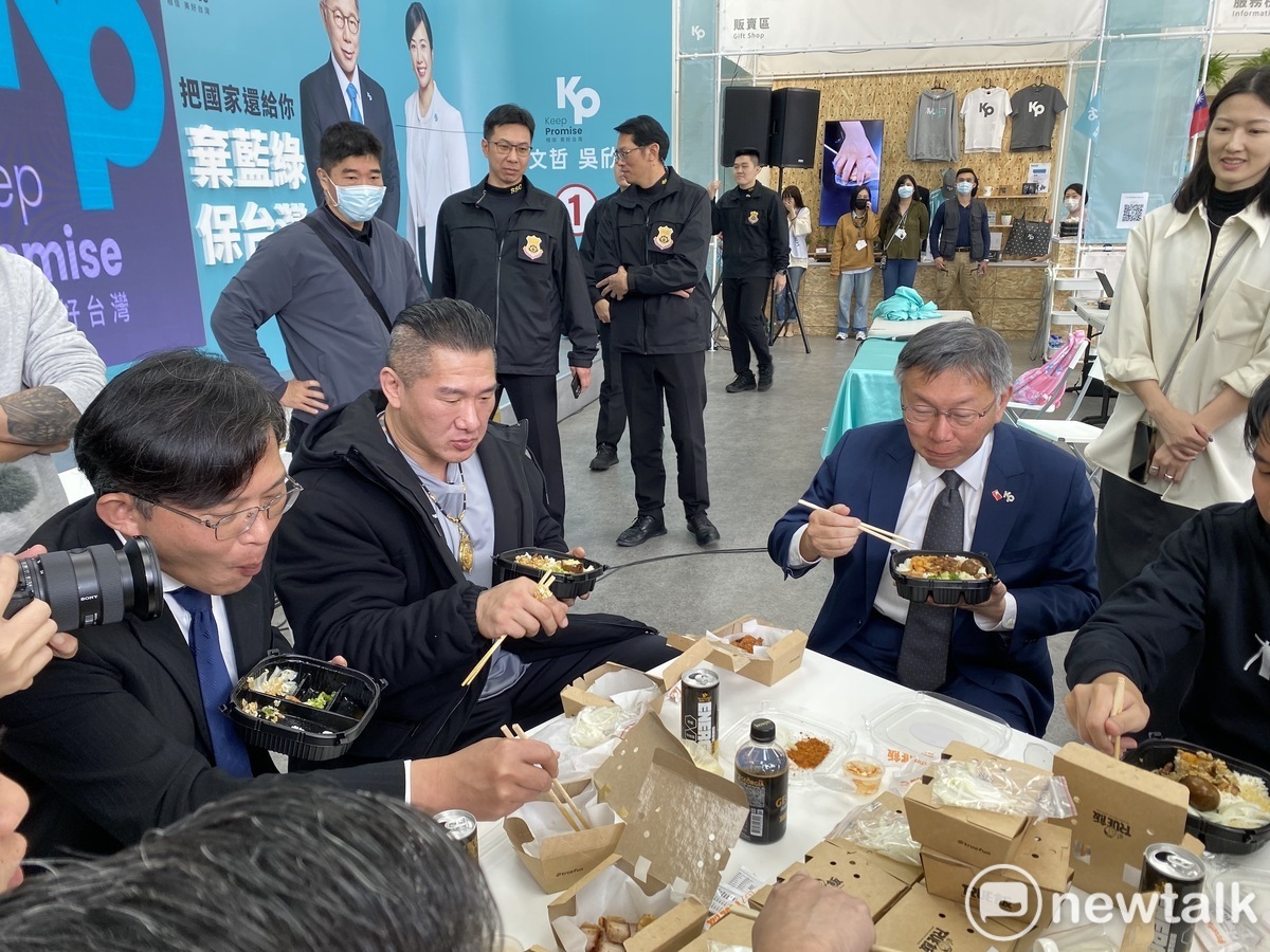 網紅「館長」陳之漢先前帶便當探班民眾黨總統候選人柯文哲的全國競選總部。 圖：周煊惠 / 攝