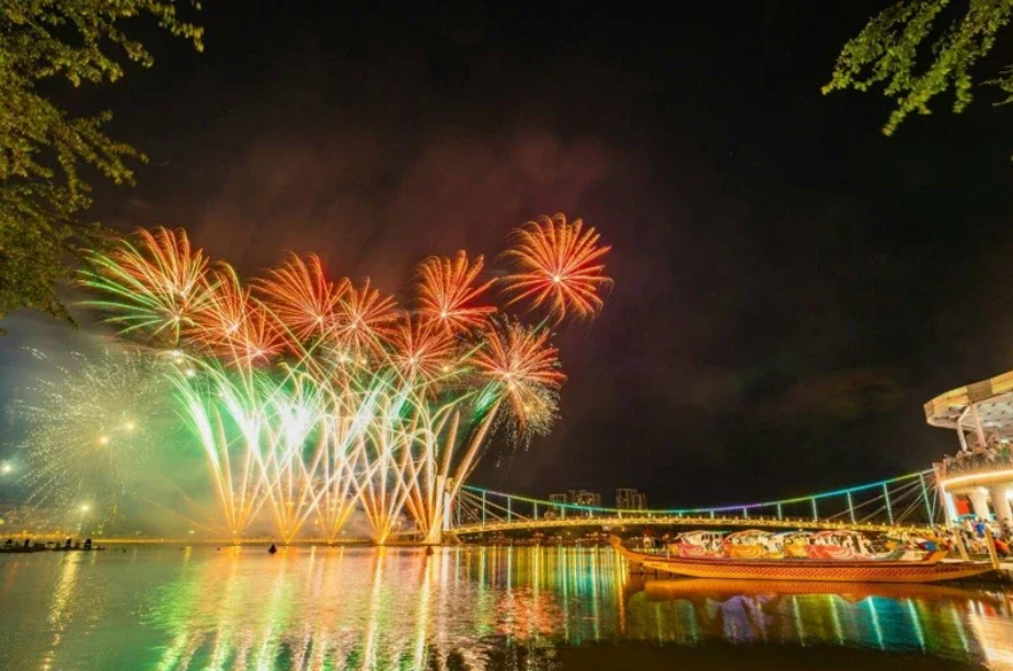 桃園市龍潭區的跨年煙火秀也在12月31日施放，此次時長更長達220秒。 圖：桃園市府觀旅局／提供
