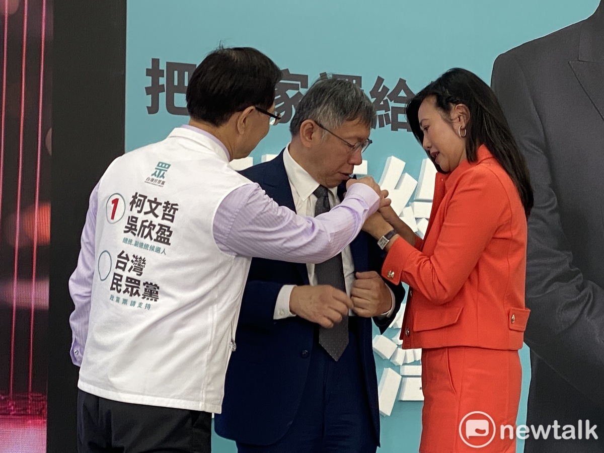 民眾黨正副總統候選人柯文哲（中）、吳欣盈（右）及不分區立委提名人張啟楷。  圖：周煊惠 / 攝