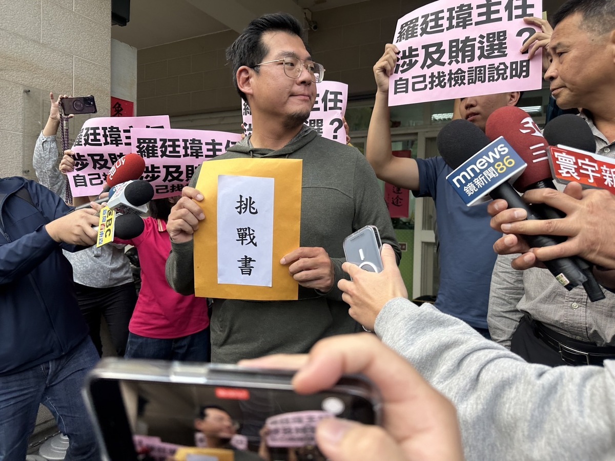 石國勳到江肇國服務處踢館，江陣營以高分貝音樂及大字報反制。 石國勳/提供