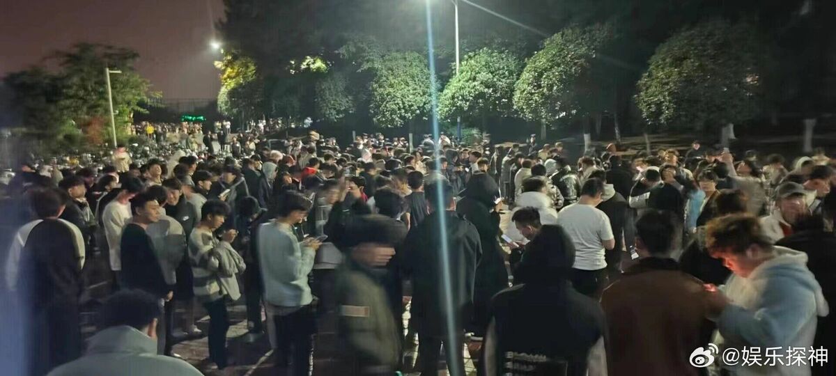 中國甘肅臨夏州積石山縣18日深夜發生規模6.2極淺層地震，民眾倉皇避難。 圖：翻攝微博