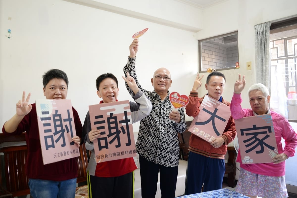 慢飛家族近日與台中深彩廣告影像工作室攜手合作，共同籌備推出公益微電影「雙老家庭」 慢飛家族/提供