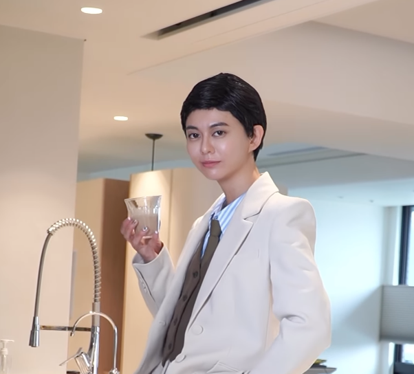 白癡公主挑戰仿妝朴敘俊在劇集《京城怪物》中的裝扮。 圖：翻攝自白癡公主IG