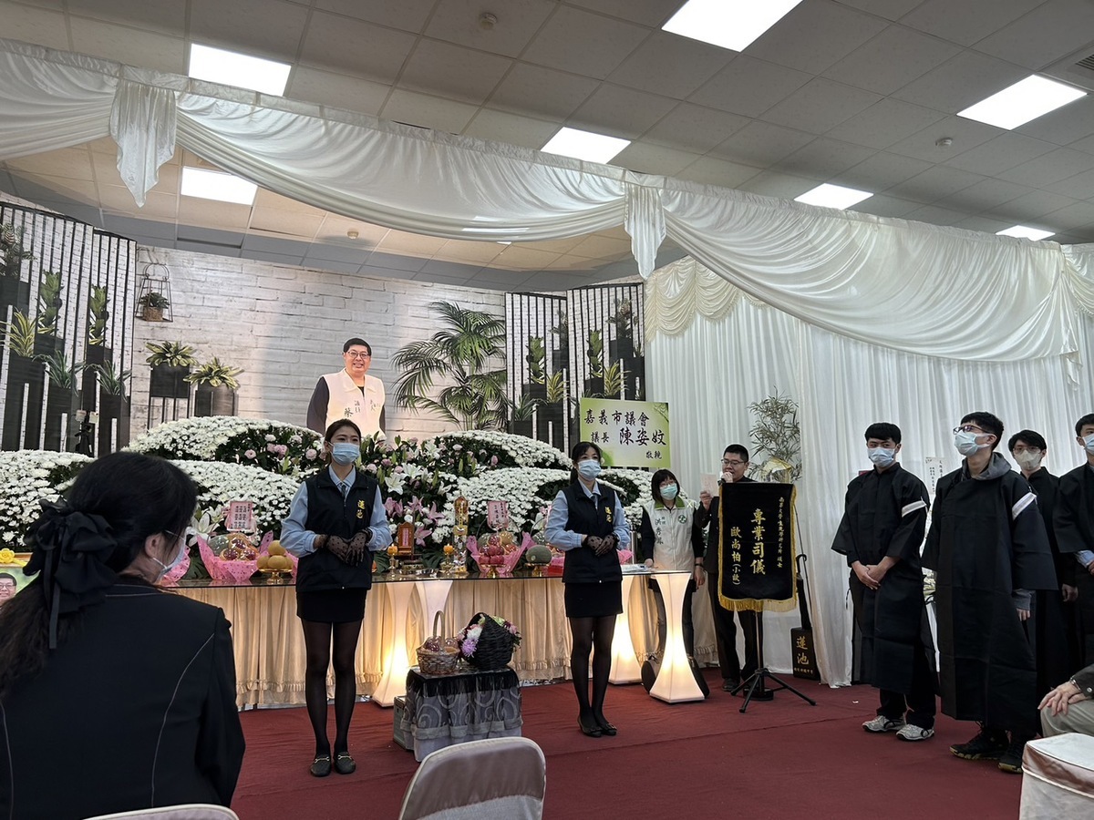 嘉義市議員蔡文旭癌逝，今天在嘉義舉行告別式，親朋故舊、同志前來送他最後一程。 圖:邱萬興攝