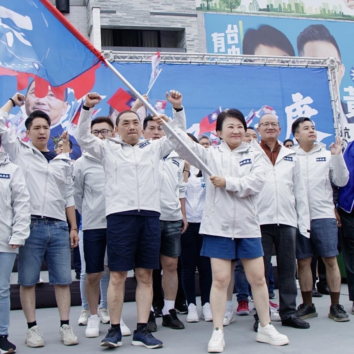 國民黨正副總統候選人侯友宜、趙少康17日成立台中競選總部，喊出「秀勇腳、蹽落去」口號。台中市長盧秀燕昨（18）天在臉書貼文發起「勇腳接力」，要大家換上短褲秀出勇腳，拍照發文並點名3人串連挑戰。 圖：取自盧秀燕臉書粉專。