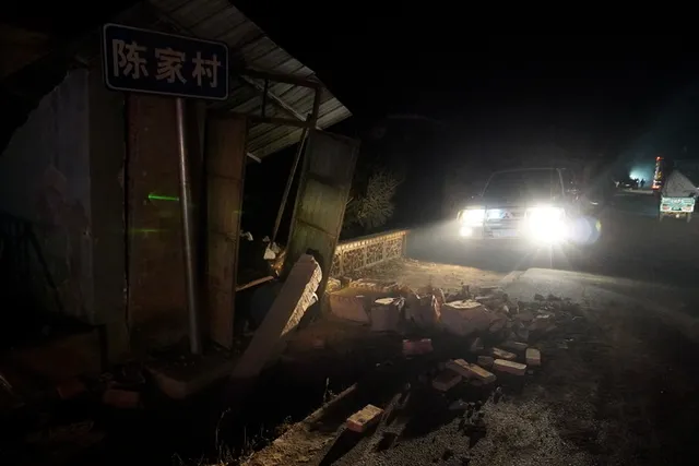 甘肅省臨夏回族自治州積石山保安族東鄉族撒拉族自治縣大河家鎮陳家村災情嚴重。 圖：翻攝自騰訊網