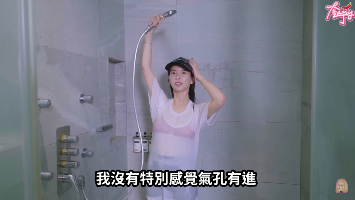 奎丁測試戴著鍍膜的棒球帽洗澡，頭髮是否會濕，好身材隨之曝光。 圖：翻攝自YT／奎丁Zamy