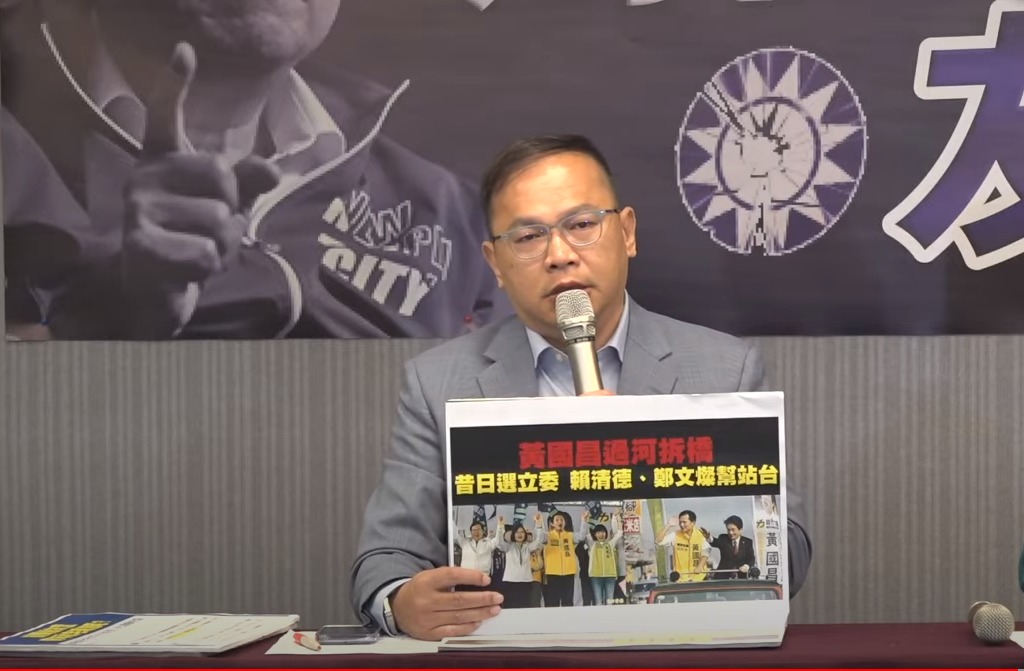 王義川出示照片提醒黃國昌，過去默默無聞時，民進黨是怎麼幫他？現在卻用沒有證據的連連看來攻擊民進黨、賴清德，「黃國昌，你摸摸自己的良心」。 圖：截自民進黨直播影片