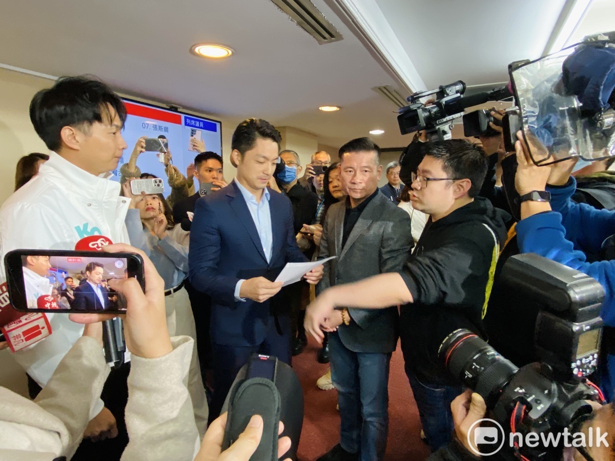 民眾黨北市議員陳宥丞向台北市長蔣萬安抗議路權遭駁回一事，台北市議長戴錫欽、北市議員徐弘庭則幫蔣萬安緩頰。 圖：周煊惠 / 攝