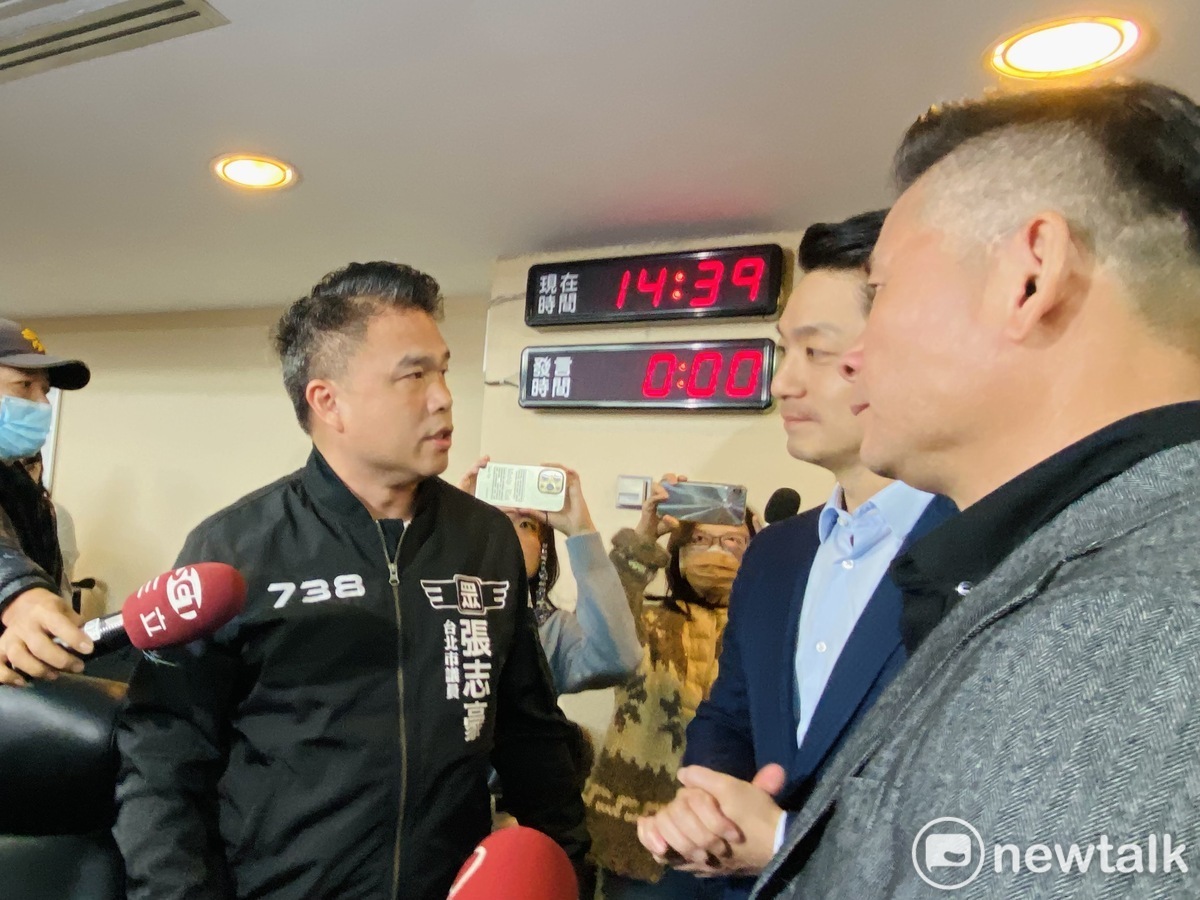 民眾黨台北市議員張志豪向台北市長蔣萬安抗議路權遭駁回一事。 圖：周煊惠 / 攝