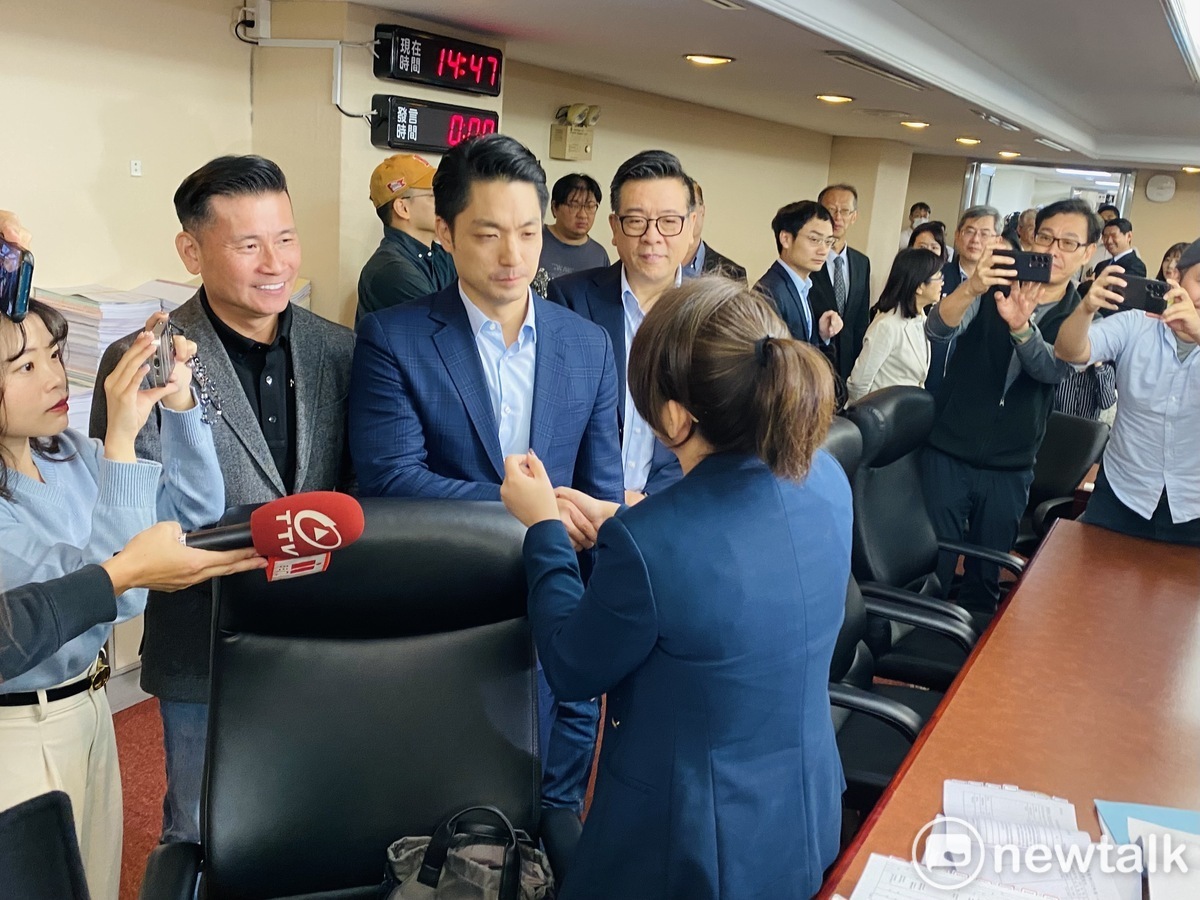 民眾黨台北市議員林珍羽向台北市長蔣萬安抗議路權遭駁回一事。 圖：周煊惠 / 攝