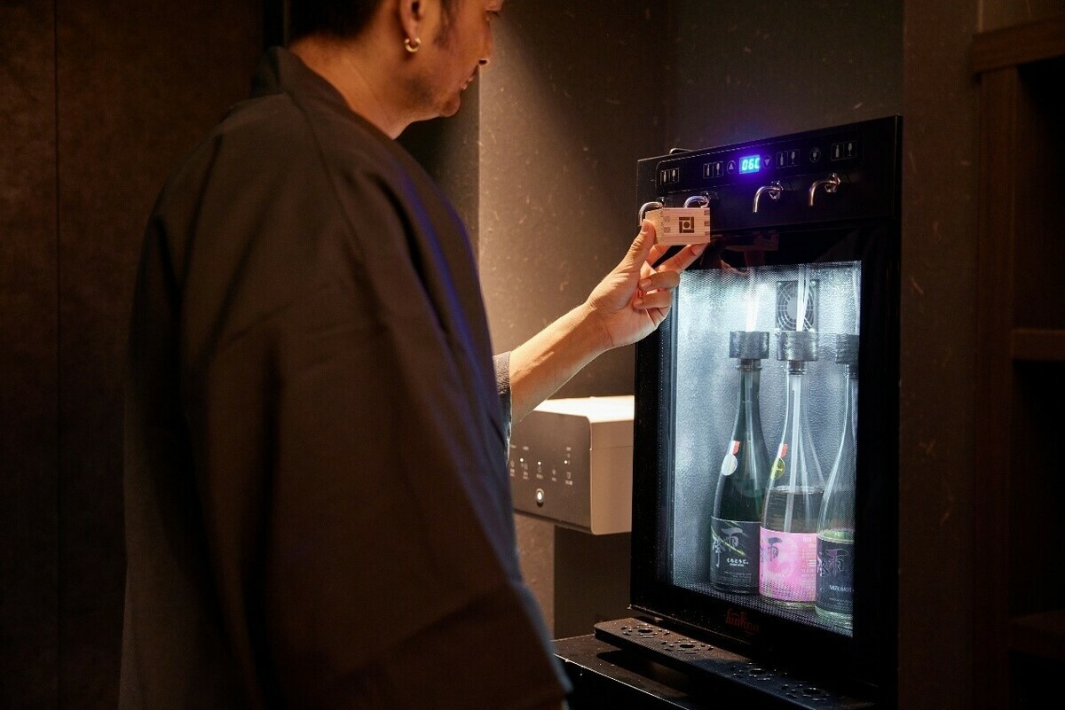 SAKE BAR HOTEL淺草在客房樓層也設有供酒機，讓住客暢飲日本酒。 圖：©SAKE Bar Hotel ASAKUSA／提供