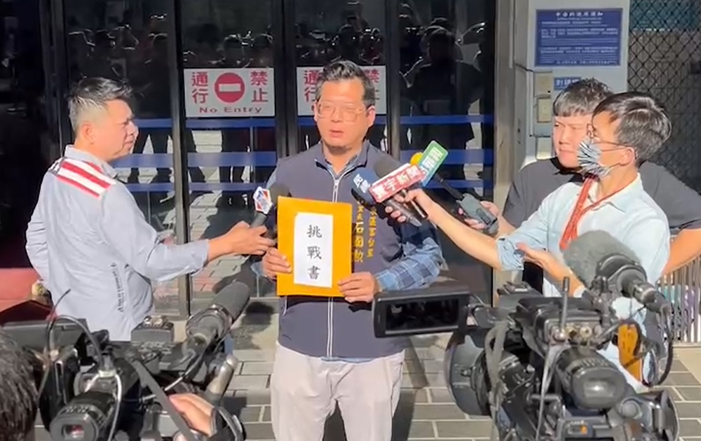 羅廷瑋的主任、富台里長石國勳則再次帶著挑戰書到地檢署，他承認對方公布的錄音及截圖都是他本人，但那是「里民服務」。 石國勳/提供