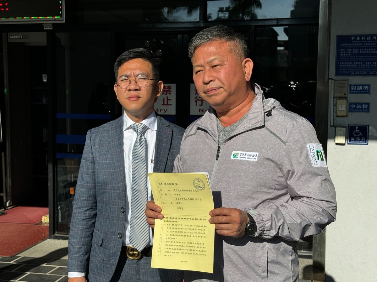 民進黨台中市黨部主委李天生偕同律師代表候選人江肇國，到地檢署遞交刑事提交證據狀。 江肇國競總/提供