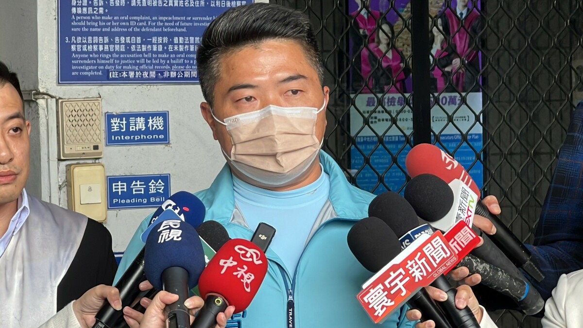 顏寬恒到地檢署控告林靜儀意圖使人不當選。 顏寬恒競總/提供
