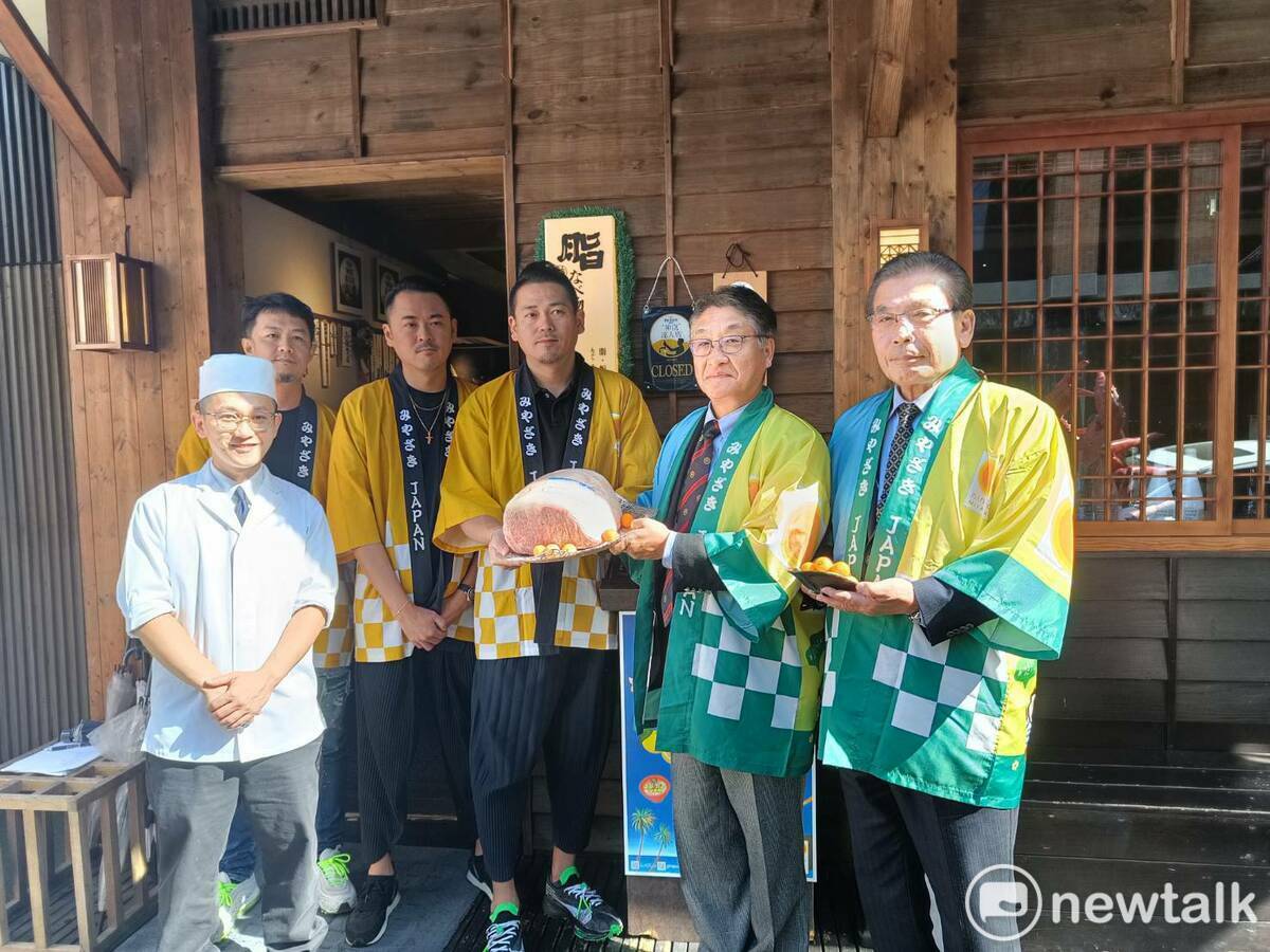 宮崎縣贈與台中代表餐廳宮崎物產儀式。 唐復年/攝