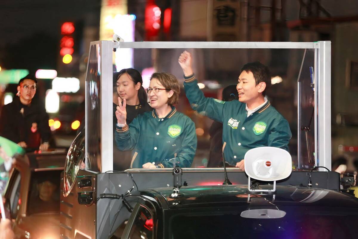 民進黨副總統候選人蕭美琴19日陪同民進黨立委候選人陳冠廷進行車隊掃街。 圖：民進黨提供