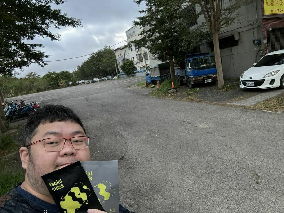 PTT鄉民女神「四叉貓」20日一早前往朝聖「KP停車場」，1小時就吸引近4000網友關注，該農地上已不見遊覽車，網友譏「遊覽車出去載柯粉了」。 圖：翻攝自劉宇臉書