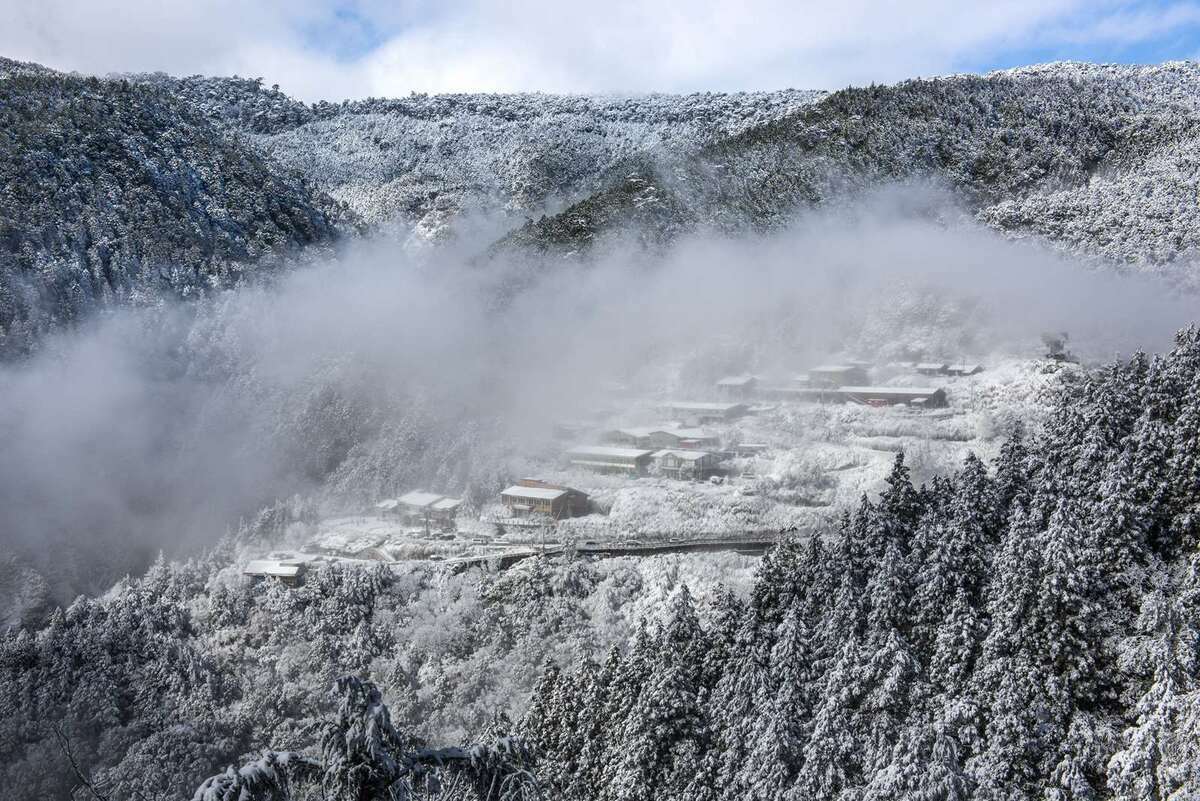 中央氣象署預報明後兩天受冷氣團影響，太平山國家森林遊樂區溫度可能下探0度以下，北部及花東山區2000公尺以上高山有機會結冰。因此，林業及自然保育署宜蘭分署將啟動區內「宜專一線」及「翠峰景觀道路」預警性管制措施。 圖：林業及自然保育署宜蘭分署／提供