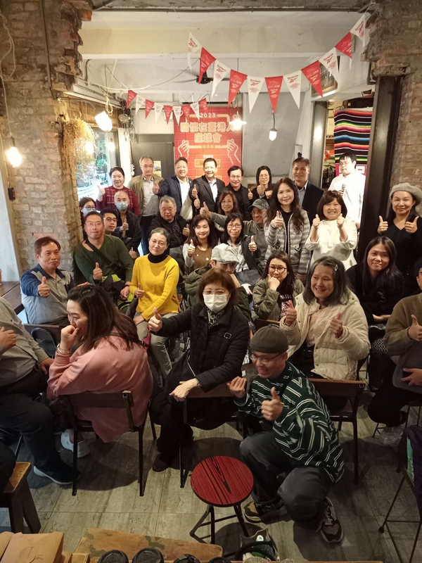 陸委會及台港經濟文化合作策進會持續舉辦「關懷在台港人座談會」，協助移居港人順利在台定居生活。圖為活動與會者全體合照。 圖：台港經濟文化合作策進會提供