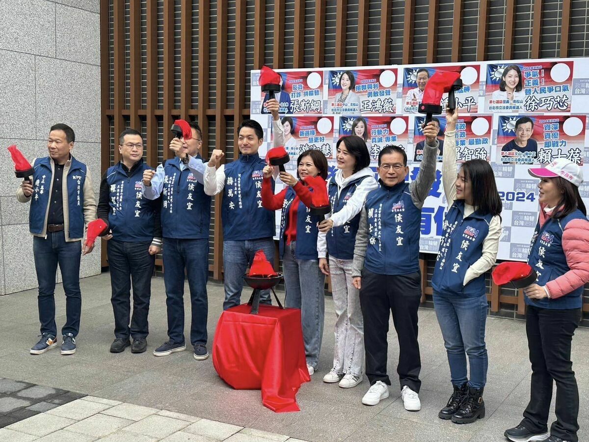 台北市長蔣萬安率領藍營8位小雞赴北市選委會抽籤。 圖：翻攝賴士葆臉書（資料照）