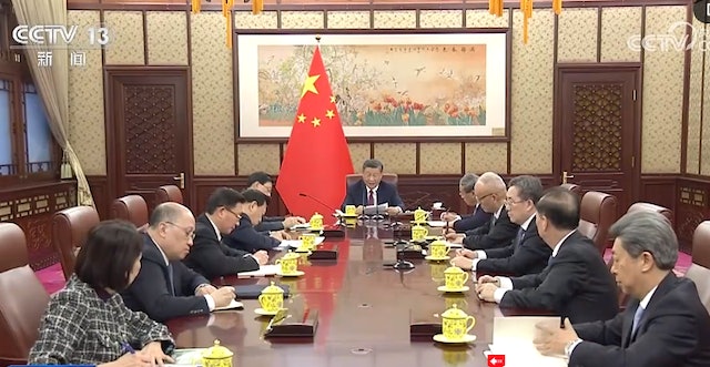 中共國家主席習近平(中)於 18 日連同國務院總理李強等多名高層聽取香港特首李家超述職。 圖：截圖自中央電視台公布影片