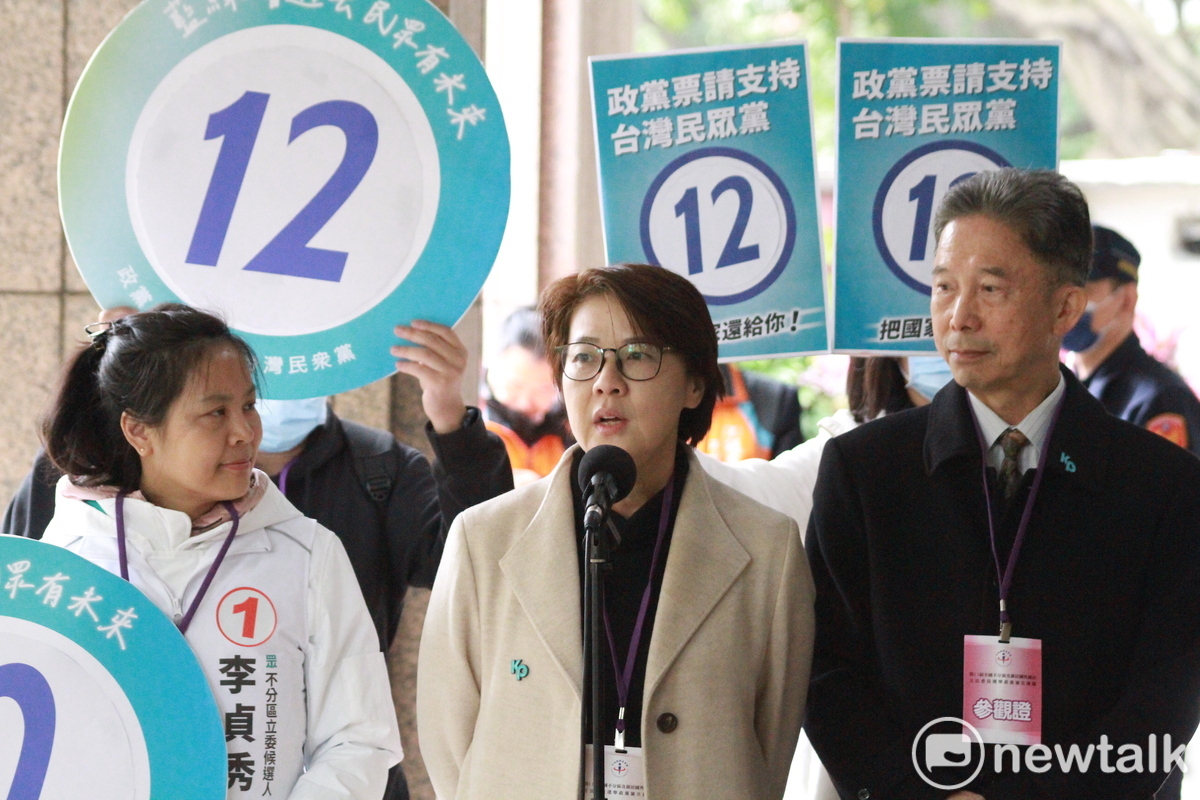 民眾黨總統候選人柯文哲競選總幹事、不分區立委提名人黃珊珊（中）。 圖：周煊惠 / 攝