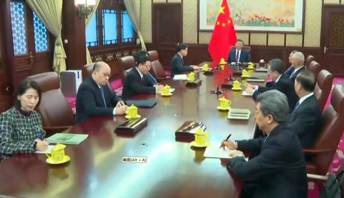 中共國家主席習近平(中)與國務院總理李強(右一)一同聽取李家超述職。 圖：截圖自中央電視台公布影片