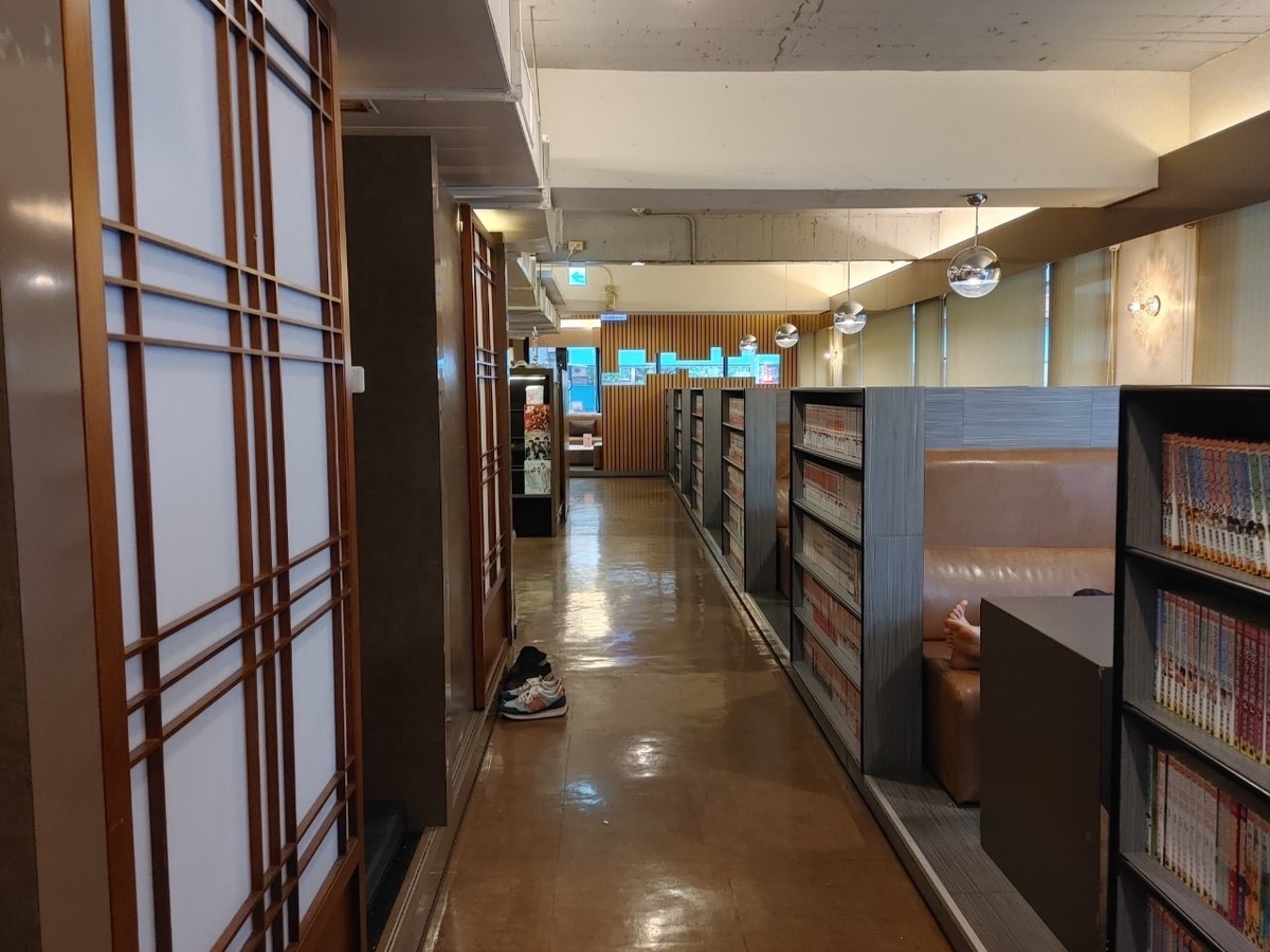 行政院消費者保護處於今年8月至9月前往台北市等7個直轄市，總計稽查17家網咖業者，所有網咖業者均未有經營旅宿業行為，不過12家餐飲衛生安全不合格。（網咖示意圖） 圖：林冠妤／攝