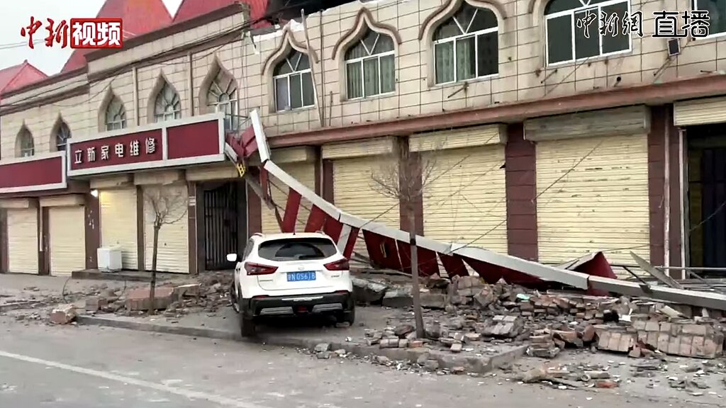 在積石山縣發生地震後受損的房屋。 圖：翻攝自維基百科