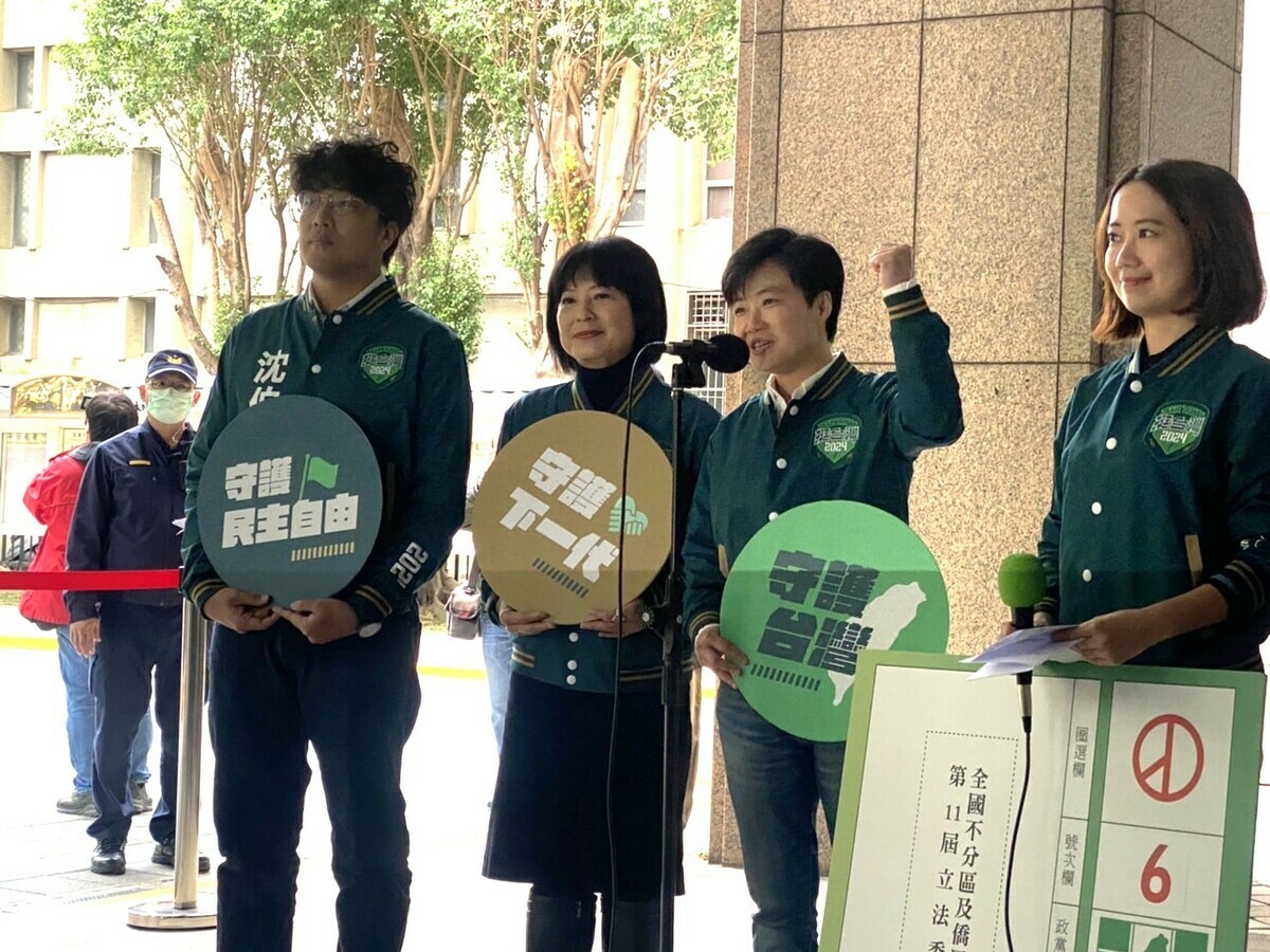 民進黨衝刺政黨票，今日由副秘書長楊懿珊領銜抽中6號。 圖：民進黨提供