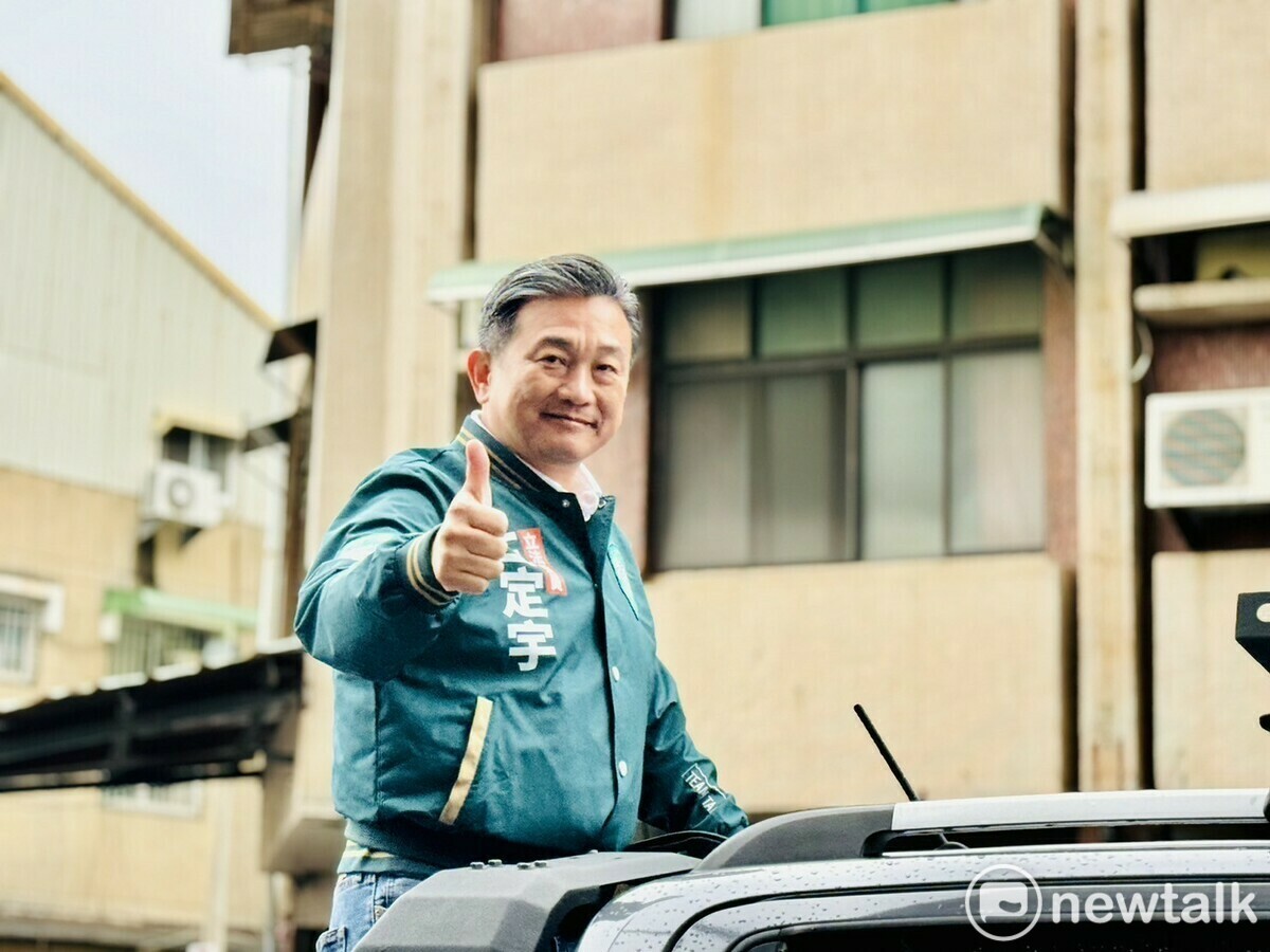 立委王定宇幸運地抽到「1」號籤王。王定宇隨即站上戰車，透過「車掃」向東區及新豐區的鄉親報告這個好消息，同時呼籲民眾集中選票，總統票投2號支持賴清德和蕭美琴，立委票投1號支持王定宇。 圖：黃博郎／攝