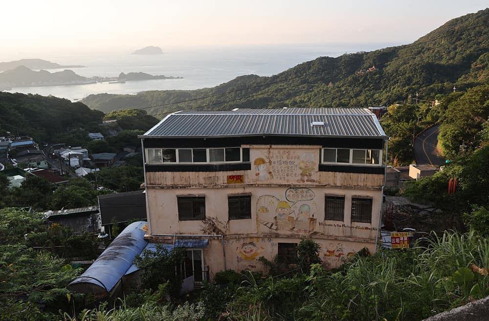 九份金礦博物館小編表示，礦村的既存房舍早於建築管制條例的出現，是礦工們入坑採礦一塊一塊堆疊出來的家屋，身為礦工後代的他無法接受違建這樣的字眼。 圖：翻攝九份金礦博物館臉書