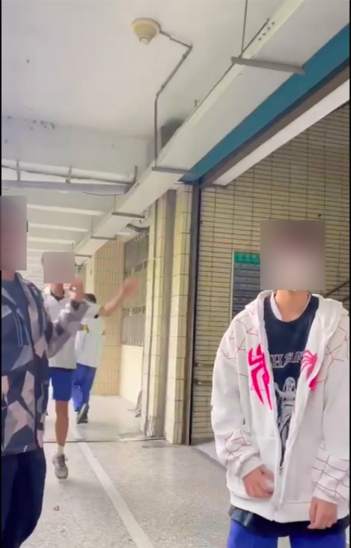 寒流來襲，台灣青年民主協會今（21）天批評，新北樹林高中竟無視法規，禁止學生外穿保暖衣物，並要求便服外套內要有校服外套，學生被抓到未遵守規竟遭體罰 2000 下開合跳。 圖：台灣青年民主協會提供