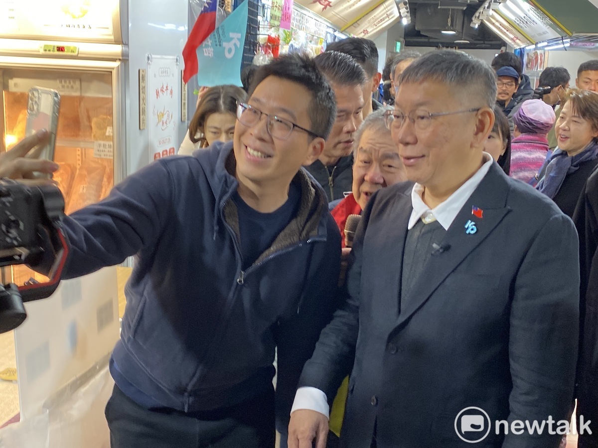民眾黨總統候選人柯文哲赴南門市場掃街，與支持者合影。 圖：周煊惠 / 攝