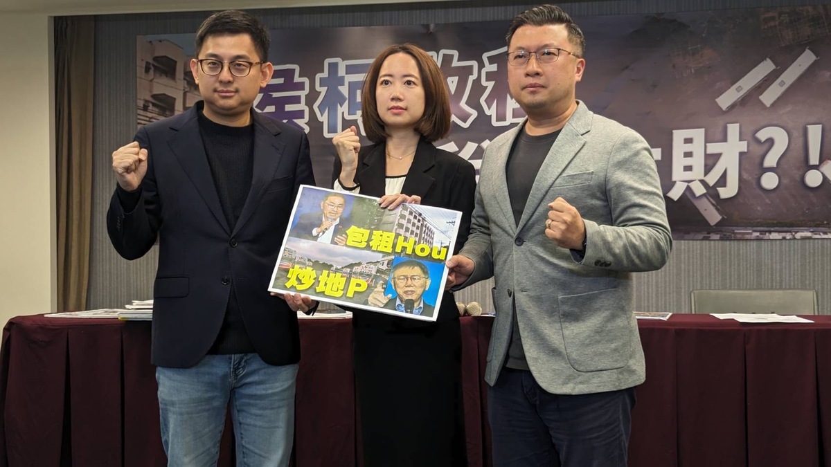 民進黨發言人張志豪（右）、卓冠廷（右）及賴清德競總發言人戴瑋姍（中）
