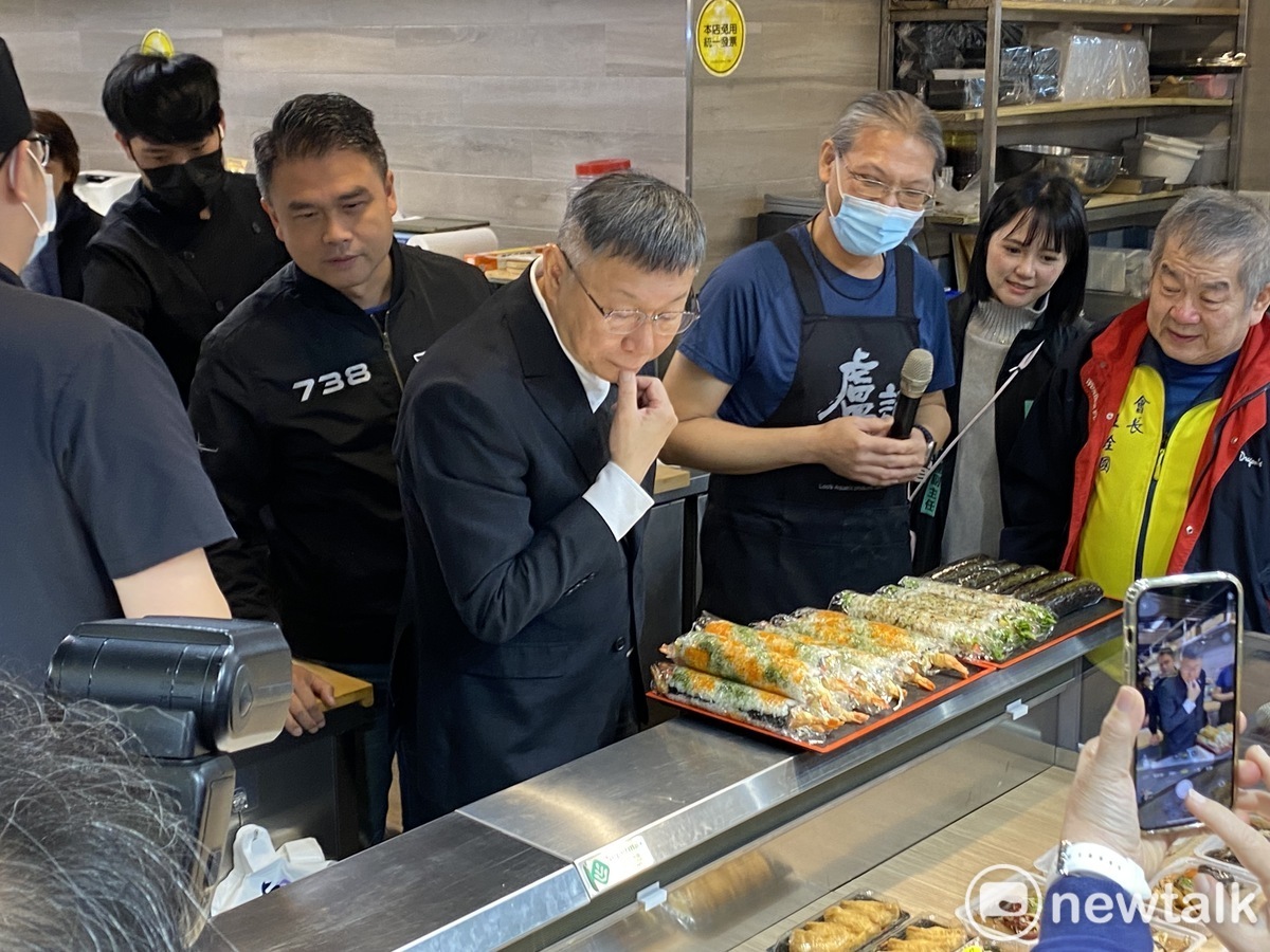 民眾黨總統候選人柯文哲今（21）早赴南門市場拜票。 圖：周煊惠 / 攝